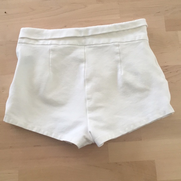 SOLD White layered shorts with pockets - Picture 10 of 11